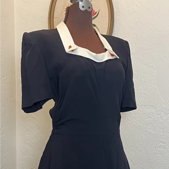Vintage 1940s dress with rhinestones - Picture 2 of 9
